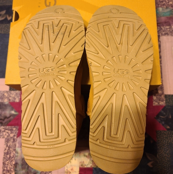 *SOLD* Floral Embroidered UGG Boots - Picture 8 of 10